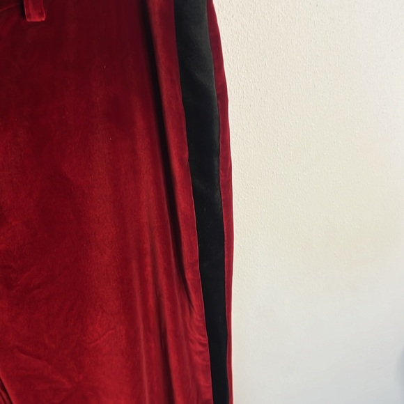 Saks - Picture 8 of 13